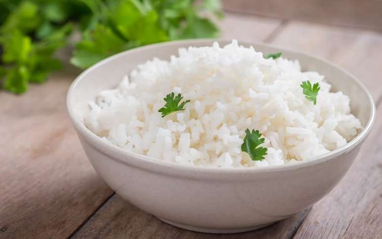 Arroz branco dentro de um recipiente