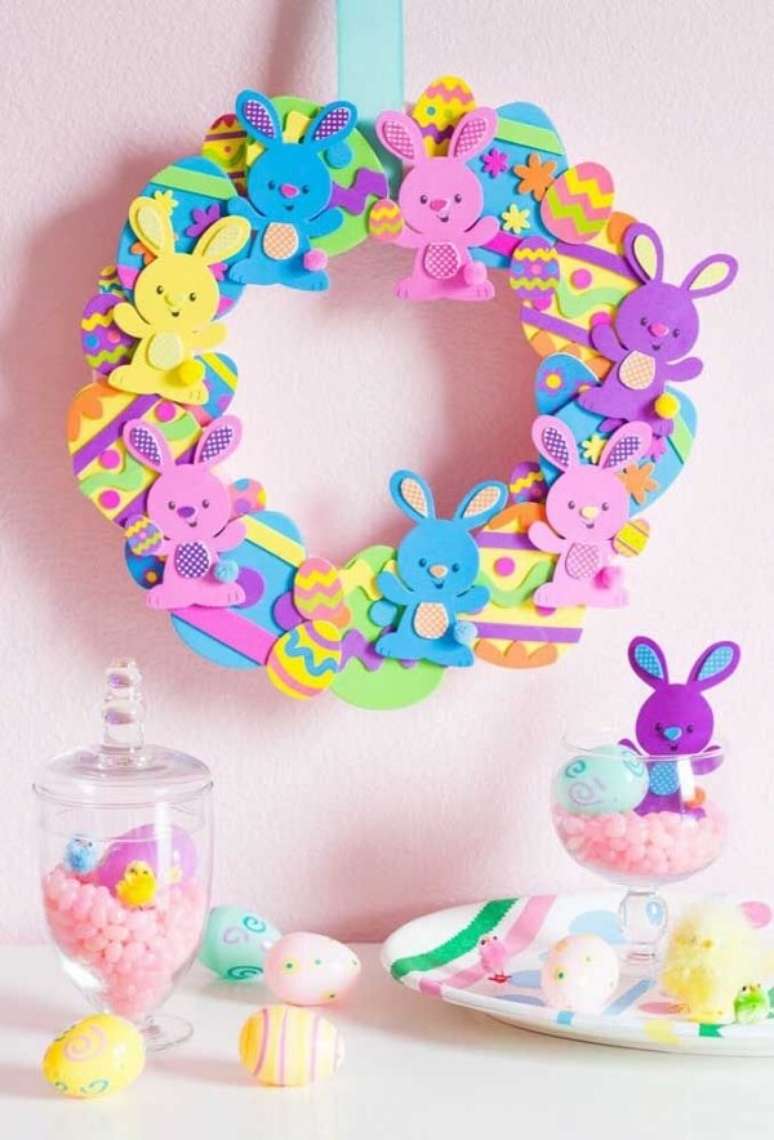 74. Decora&ccedil;&atilde;o de p&aacute;scoa em EVA guirlanda, ovinhos e coelhinhos. Fonte: Pinterest