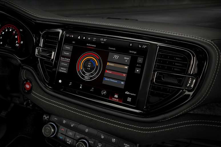 Display central do Durango SRT Hellcat: informa&ccedil;&otilde;es para uso na pista.