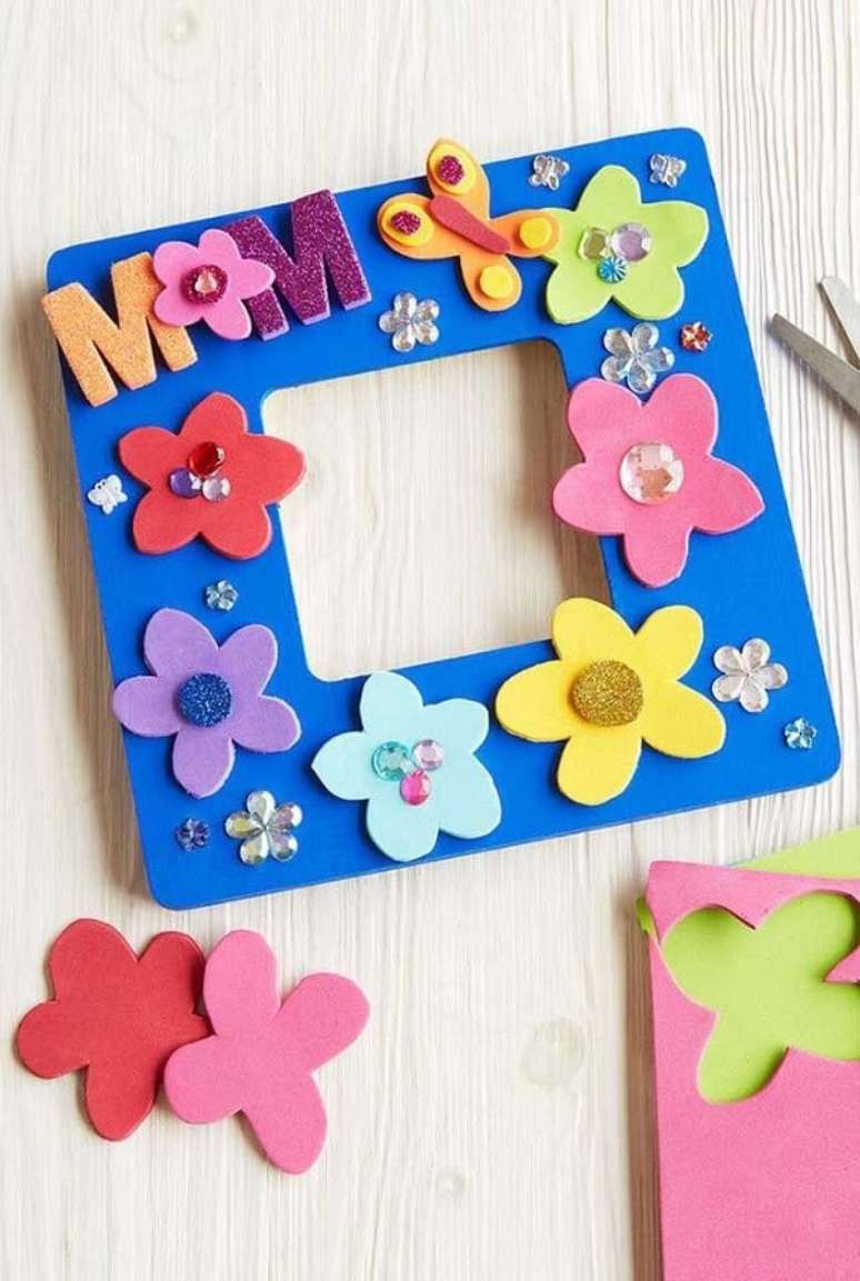 63. Ideia de lembrancinha para o dia das m&atilde;es porta retrato em EVA; &oacute;tima sugest&atilde;o para fazer com as crian&ccedil;as. Fonte: Pinterest