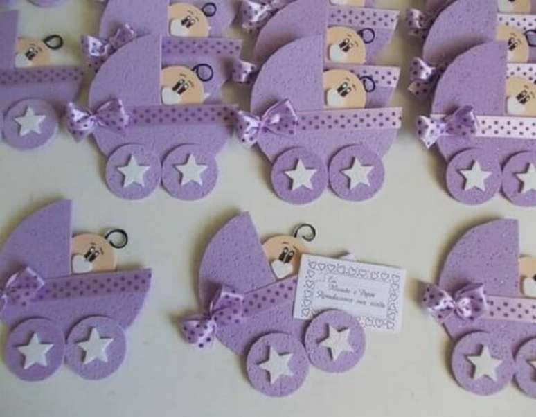 58. Lembrancinha de maternidade em eva em formato de carrinhos de beb&ecirc;. Fonte: Pinterest