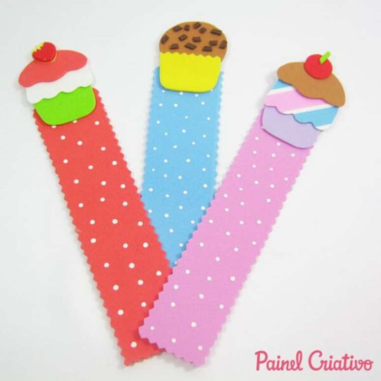 41. Mam&atilde;es que adoram uma boa leitura v&atilde;o adorar essas lembrancinhas em EVA para o dia das m&atilde;es. Fonte: Painel Criativo