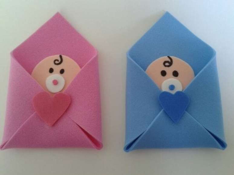 76. Modelo de lembrancinhas em EVA para ch&aacute; de beb&ecirc; para g&ecirc;meos. Fonte: Elo7