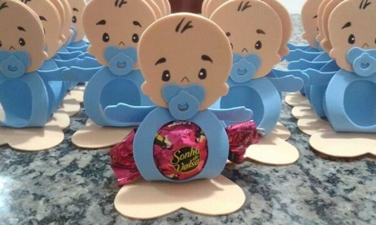 5. Modelo simples de lembrancinhas em EVA para ch&aacute; de beb&ecirc; acomoda o bombom. Fonte: Try Not Laughs