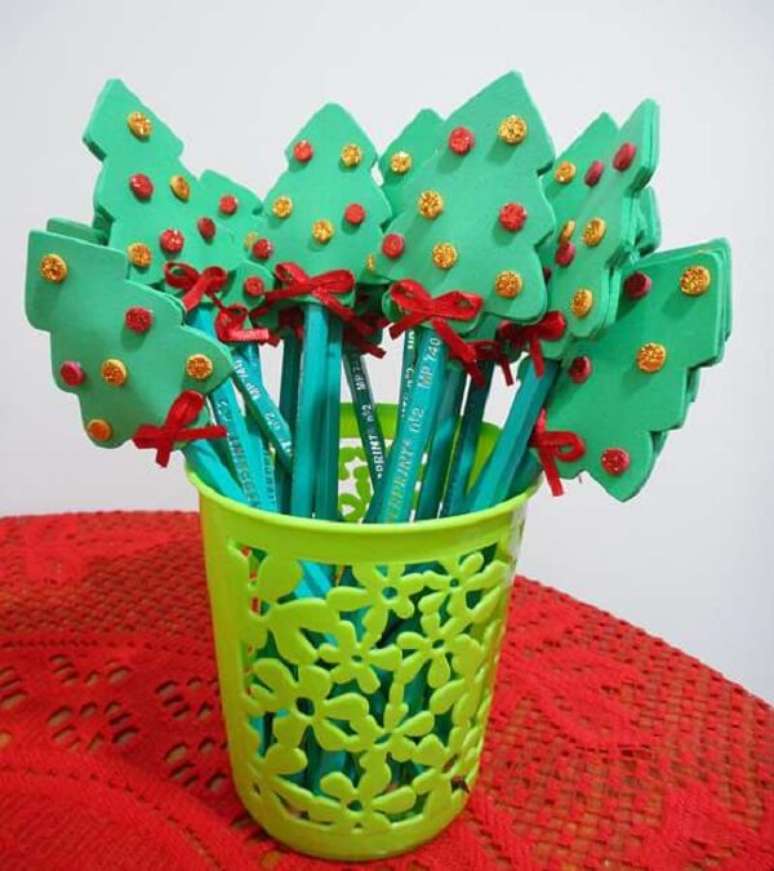 85. Ponteira de l&aacute;pis como lembrancinhas em EVA para o Natal. Fonte: Pinterest