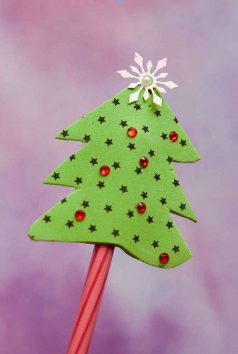 26. Ponteira de l&aacute;pis criativa como lembrancinhas de natal em eva. Fonte: Pinterest