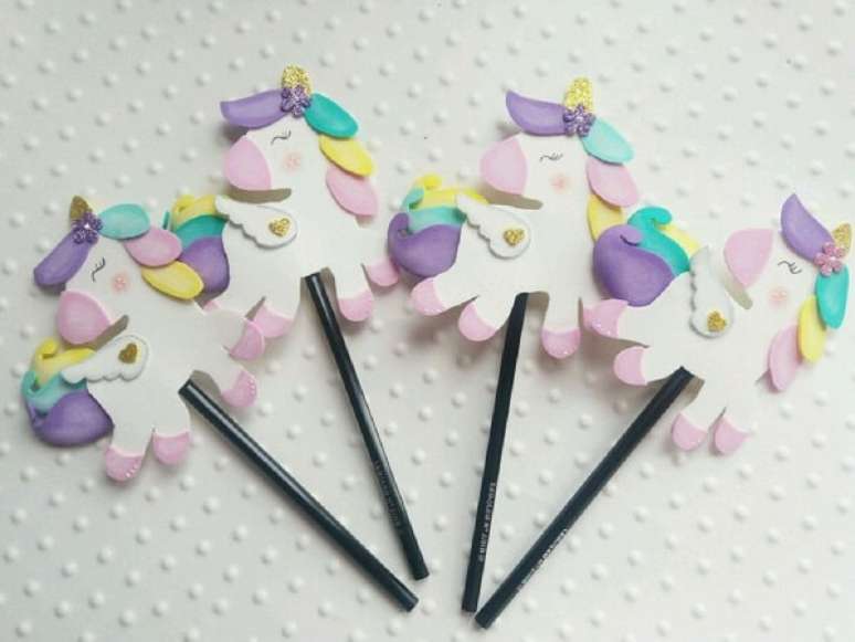 38. Ponteira de l&aacute;pis de unic&oacute;rnio feita em EVA. Fonte: Pinterest
