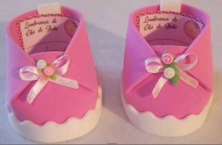 19. Sapatinho rosa como lembrancinhas de ch&aacute; de beb&ecirc; de EVA. Foto: Anna Atelier de Personalizados