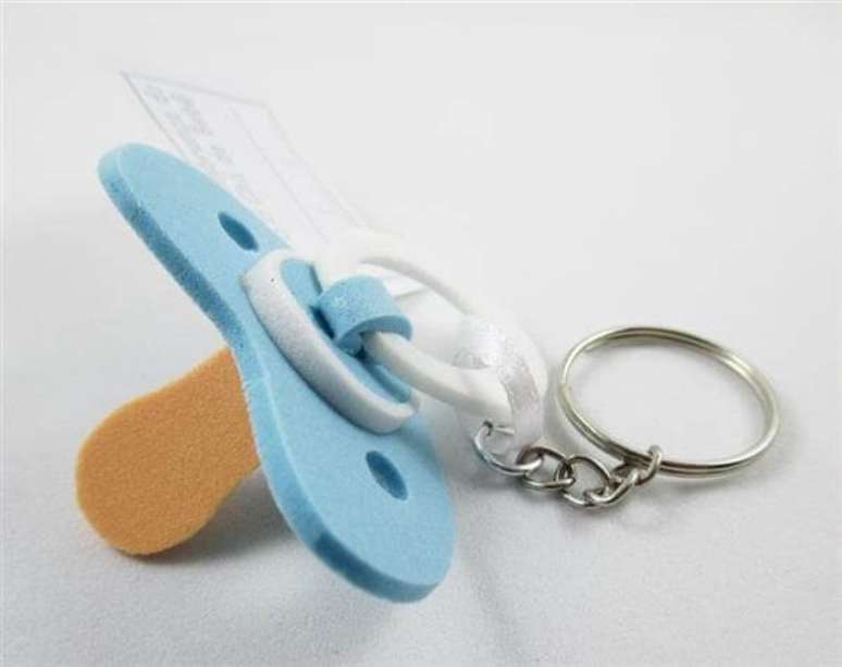 16. Use a criatividade e fa&ccedil;a uma chupeta em EVA de chaveiro para distribuir aos convidados. Fonte: Como Fazer Artesanato