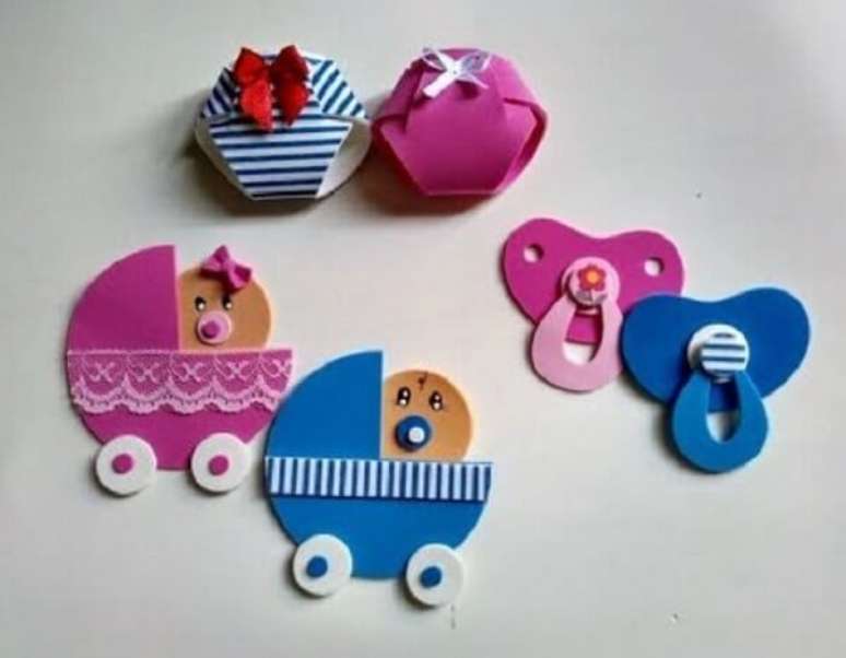 60. Use e abuse da criatividade e invista na lembrancinha de maternidade em eva com formato de chupeta, ber&ccedil;o e fraldas. Fonte: Pinterest