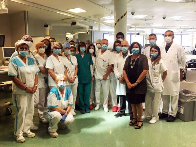 Médicos e enfermeiros do Hospital Papa Giovanni XXIII celebram esvaziamento de UTI para pacientes com Covid-19