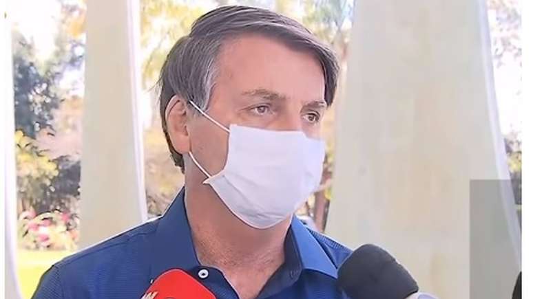 A jornalistas, nesta terça-feira (7), o presidente afirmou que teve os primeiros sintomas no domingo (5). Bolsonaro disse que chegou a ter 38 graus de febre na segunda-feira (6).