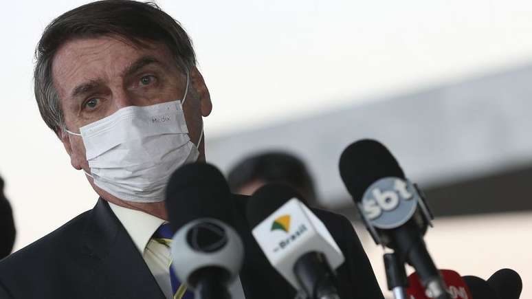 Na transmissão publicada nesta terça-feira no Facebook, Bolsonaro diz que estava tomando sua terceira dose de hidroxicloroquina