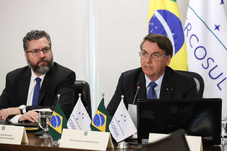 O presidente Jair Bolsonaro e o ministro Ernesto Araújo participam de videoconferência da cúpula do Mercosul.