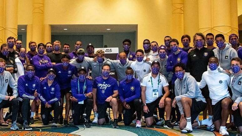 Delegação do Orlando City com máscaras na chegada ao hotel