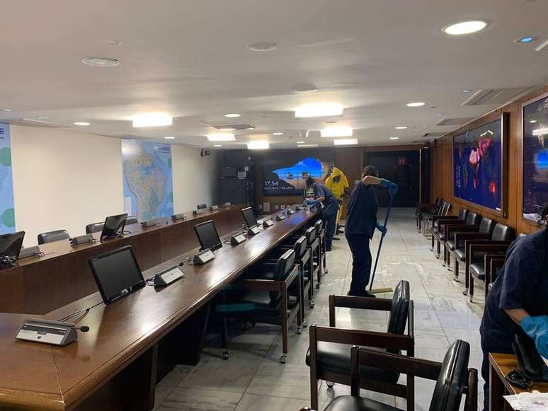 Sala de reuniões do Palácio do Planalto é higienizada