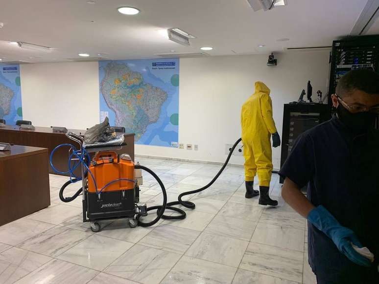 Com proteção, funcionário higieniza sala no Palácio do Planalto