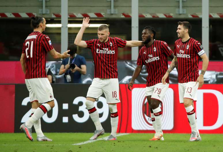 Jogdores do Milan comemoram gol na vit&oacute;ria sobre a Juventus, pelo campeonato italiano. 7/7/2020   REUTERS/Alessandro Garofalo