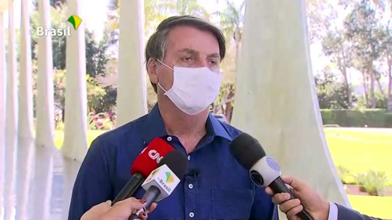 Bolsonaro dá entrevista para anunciar que está com Covid-19, em imagem retirada de vídeo.
07/07/2020
TV Brasil via Reuters TV 