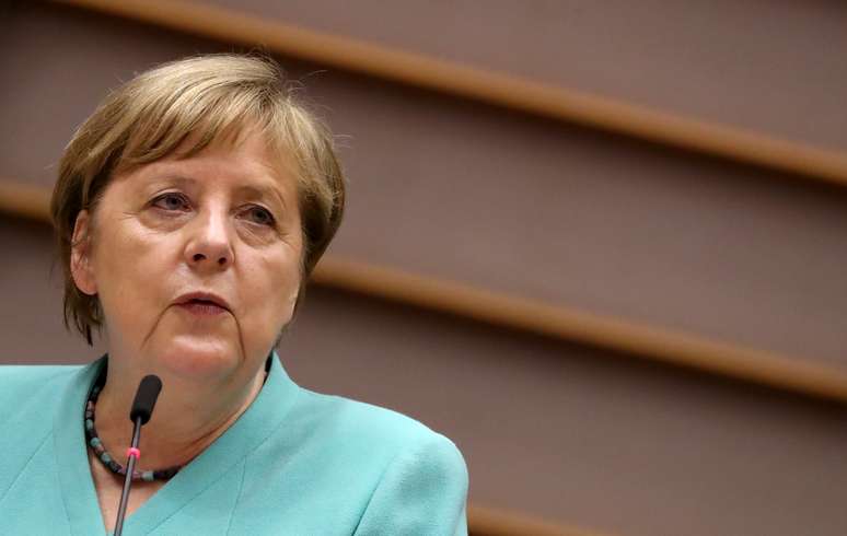 A chanceler alemã, Angela Merkel, discursa em sessão plenária no Parlamento Europeu em Bruxelas, Bélgica, em 8 de julho de 2020. REUTERS/Yves Herman