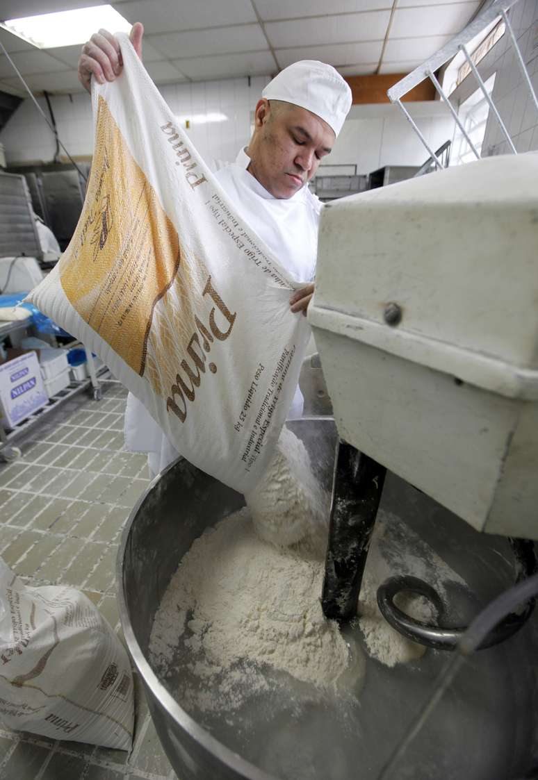 Trabalhador utiliza farinha de trigo na fabrica&ccedil;&atilde;o de p&atilde;es em S&atilde;o Paulo (SP) 
26/08/2013
REUTERS/Paulo Whitaker