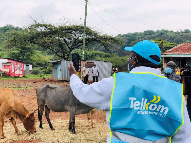 Ceo da Telkom Kenya, Mugo Kibati, testa telefone celular com tecnologia Loon em Radad, Baringo, Quênia
 8/7/2020 REUTERS/Jackson Njehia