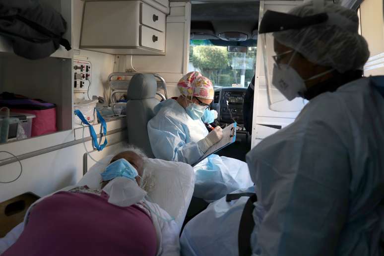 Paciente com suspeita de Covid-19 em ambulância do Samu em São Paulo
02/07/2020
REUTERS/Amanda Perobelli