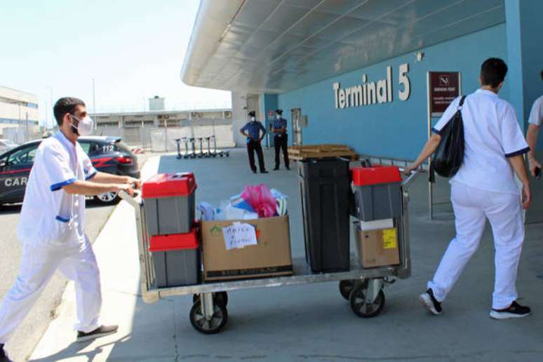 Apenas os passageiros que não são provenientes de Bangladesh foram liberados para fazer a quarentena