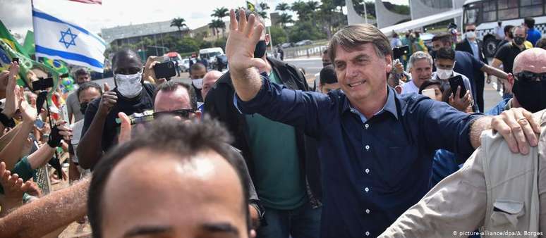 Aglomerações provocadas por Bolsonaro, muitas vezes sem máscara, foram destacadas pela mídia europeia
