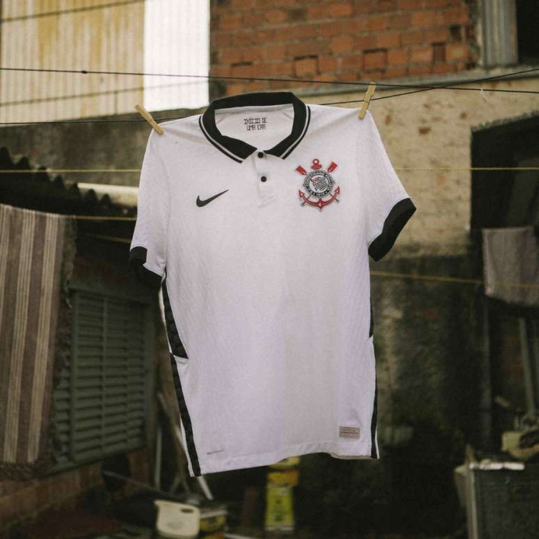 Nike e Corinthians estreiam 4ª camisa, escolhida pela torcida, em