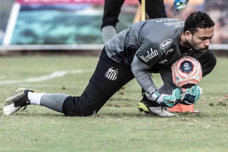 Hoje é aniversário do melhor goleiro do Brasil', enaltece Santos