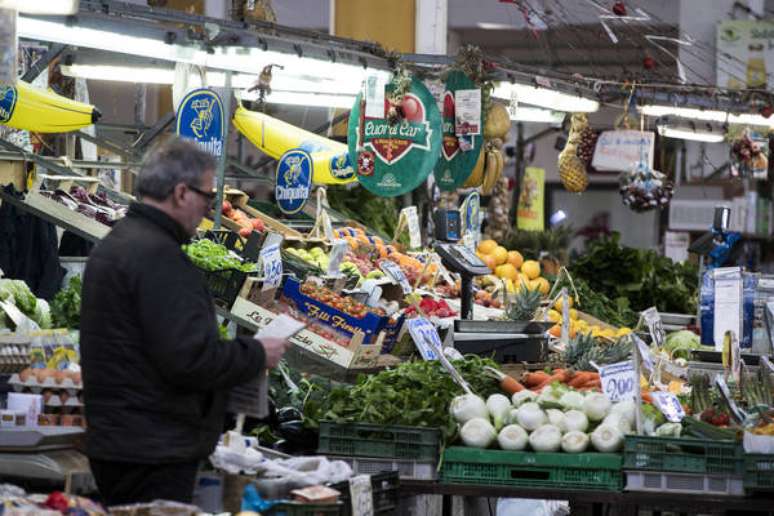 Italiano fazendo compras em supermercado de Roma