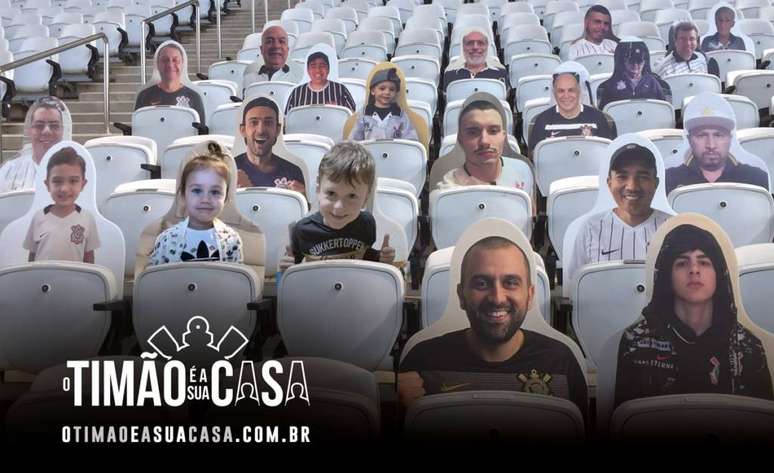 Felipe e Maria Luiza, na segunda fileira, estarão na torcida para o pai dentro da Arena Corinthians (Foto: Divulgação)