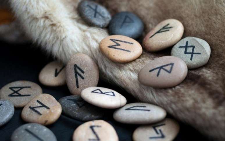 As runas de Odin podem ser usadas como oráculo ou amuletos de proteção - Crédito: Borys Vasylenko/Shutterstock
