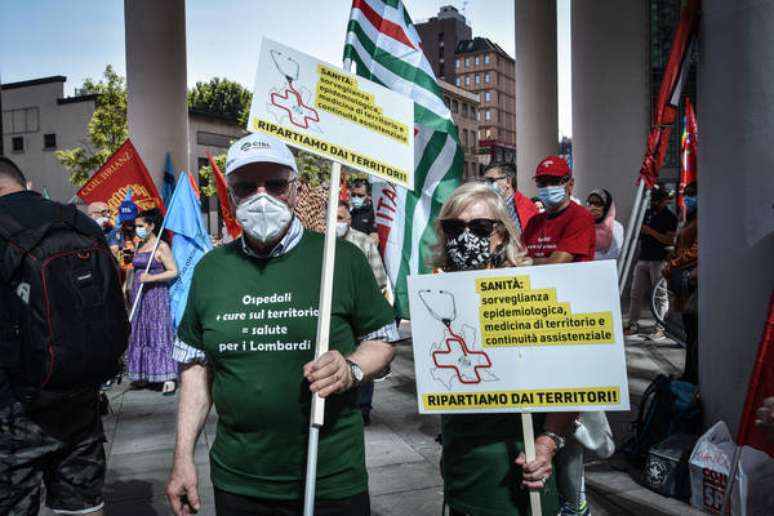 Protesto em Milão contra medidas do governo para enfrentar crise causada por pandemia