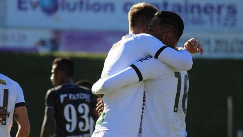 Jogadores do Figueirense comemoram vitória em Jaraguá do Sul