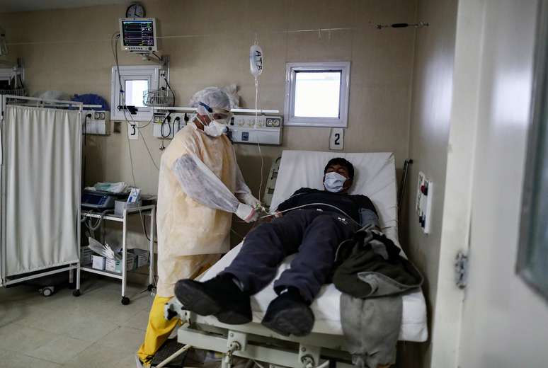 Dr. Matias Monteros examina paciente infectado com o novo coronavírus em hospital em Ezeiza, nos arredores de Buenos Aires
24/06/2020
REUTERS/Agustin Marcarian