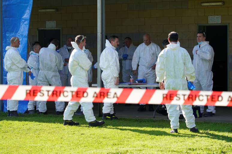 Equipe de resposta com roupas de proteção se prepara para entrar em prédios isolados após surto de Covid-19 em Melbourne, na Austrália
 REUTERS/Sandra Sanders  NO RESALES. NO ARCHIVES