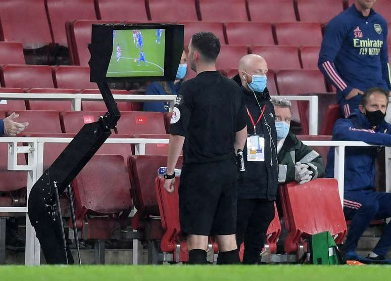 &Aacute;rbitro utiliza VAR para rever jogada em partida entre Arsenal e Leicester City
07/07/2020
Michael Regan/Pool via REUTERS 