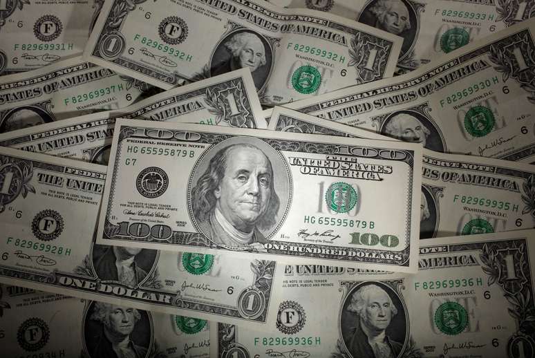Ilustração mostra nota do dólar norte-americano. 13/01/2011. REUTERS/Kacper Pempel. 

