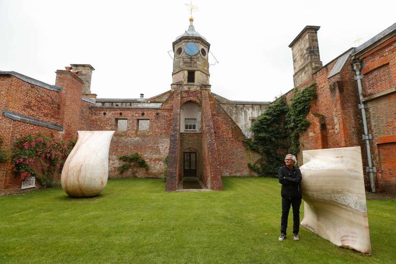 Escultor Anish Kapoor posa com esculturas nos jardins de Houghton Hall, em Norfolk
09/07/2020
REUTERS/Matthew Childs