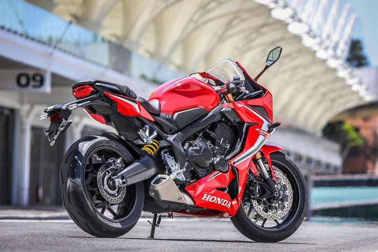 CBR 650R tem clara identidade com a superesportiva de referência da Honda, a Fireblade. 