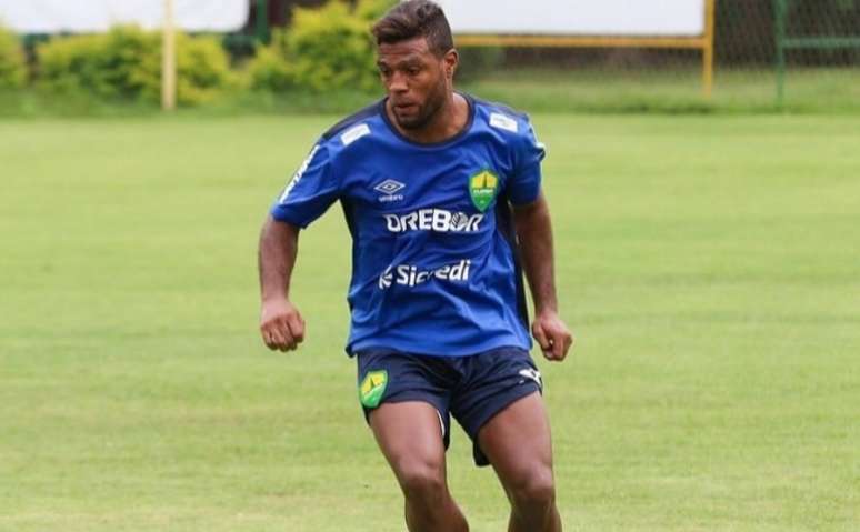 Atualmente Auremir está defendendo as cores do Cuiabá (Foto: Divulgação/assessoria do jogador)