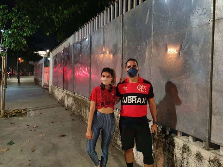 Fred e Juliana posam próximo ao hospital de campanha anexo ao Maraca. Depois da corridinha, hora de ir para casa acompanhar o jogo nas redes sociais (Foto: Carlos Alberto Vieira)