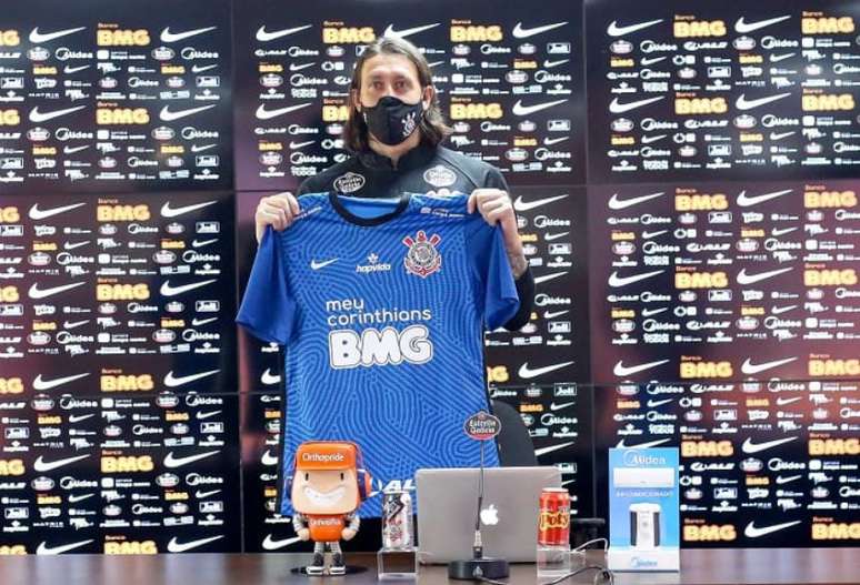 Cássio apresentou a nova camisa de goleiro do Corinthians, na cor azul (Foto: Rodrigo Coca/Ag. Corinthians)