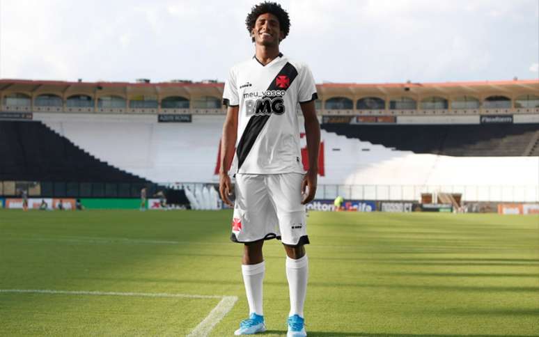 Assim ficará a camisa do Vasco caso confirmada a mudança na cor do patrocínio principal (Foto: Divulgação/BMG)