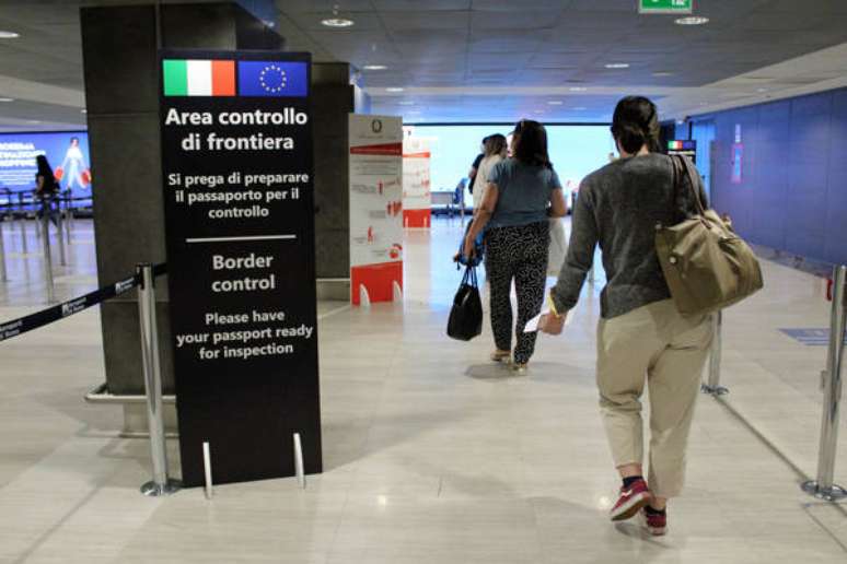 Zona de controle de fronteiras no Aeroporto de Fiumicino, nos arredores de Roma