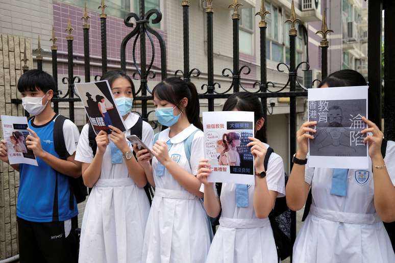 Estudantes de escola secundária em Hong Kong
12/06/2020 REUTERS/Tyrone Siu