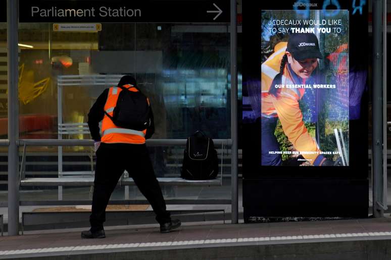 Funcionário municipal de Melbourne higeniza estação de bonde
10/7/2020  REUTERS/Sandra Sanders