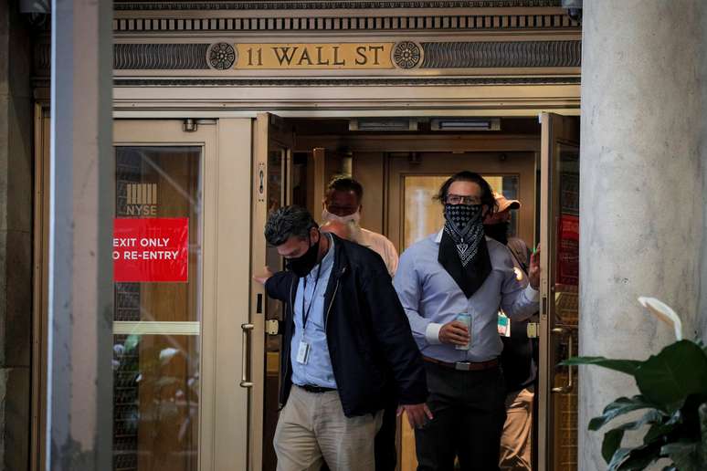 Operadores deixam prédio da bolsa de Nova York. REUTERS/Brendan McDermid